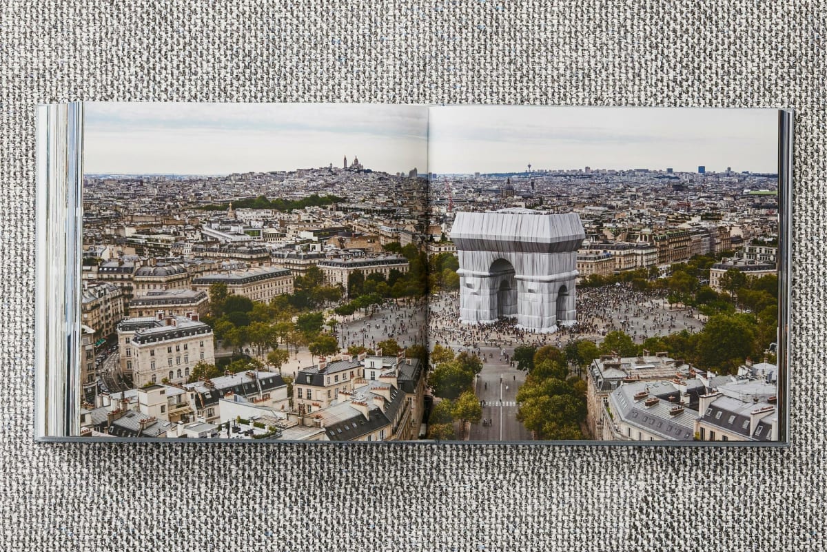 Christo and Jeanne-Claude. L'Arc de Triomphe, Wrapped, Paris