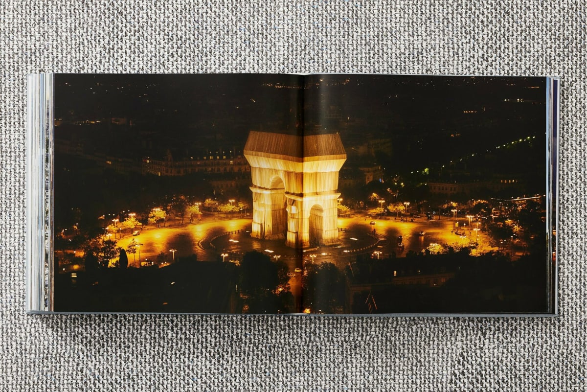 Christo and Jeanne-Claude. L'Arc de Triomphe, Wrapped, Paris