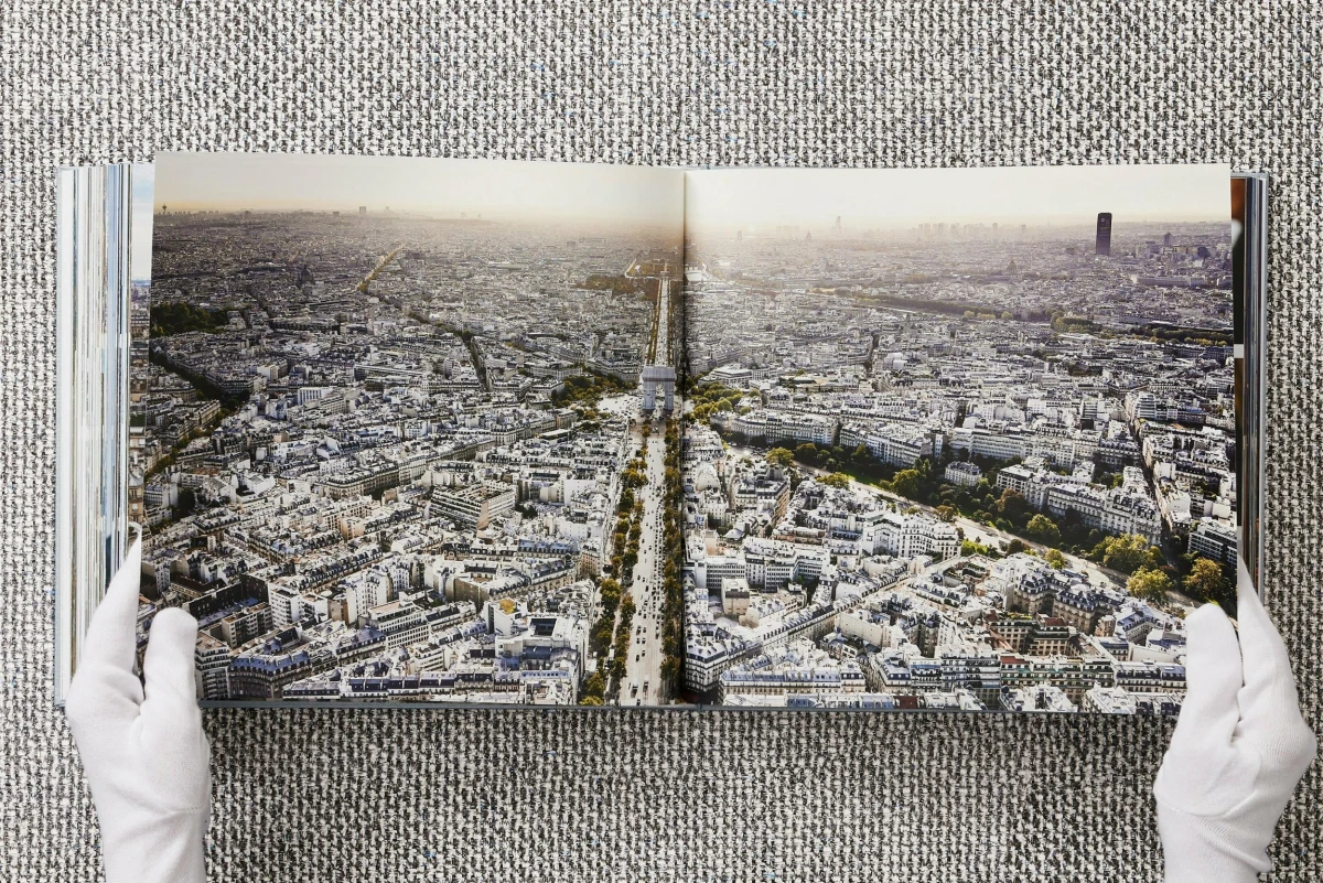 Christo and Jeanne-Claude. L'Arc de Triomphe, Wrapped, Paris