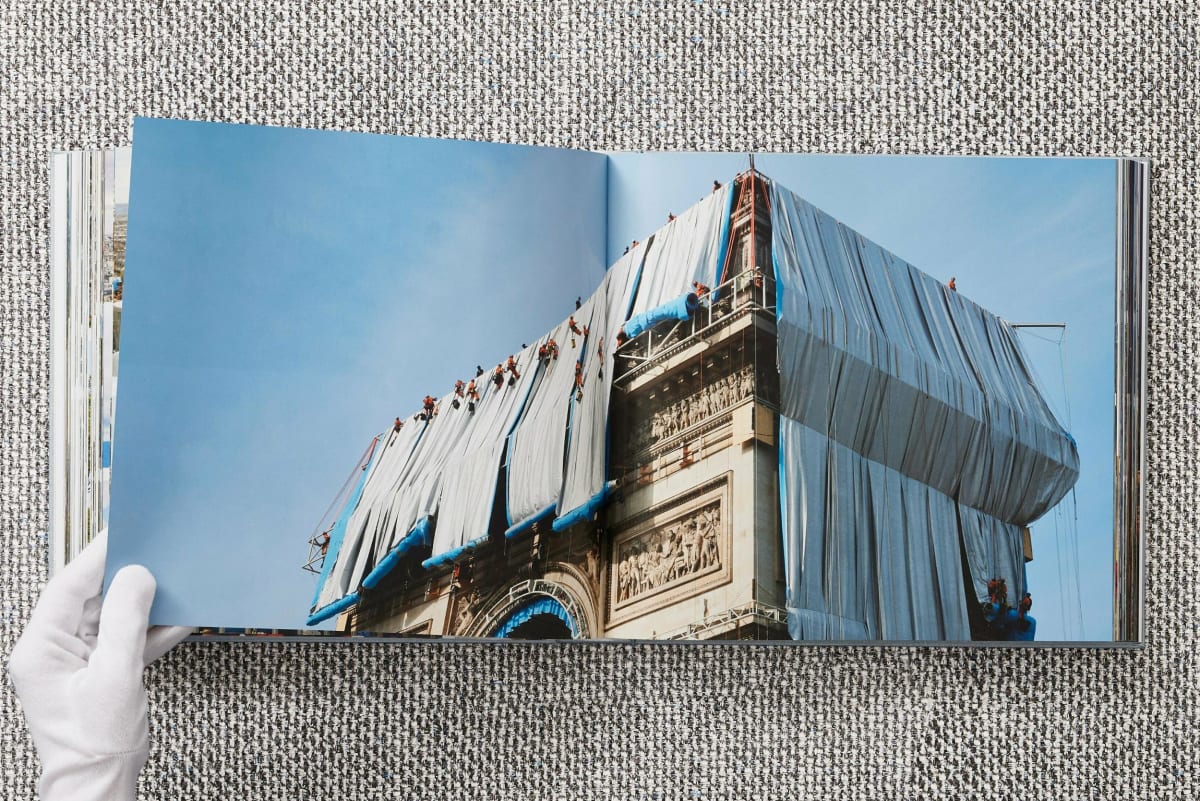 Christo and Jeanne-Claude. L'Arc de Triomphe, Wrapped, Paris