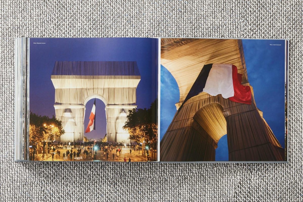 Christo and Jeanne-Claude. L'Arc de Triomphe, Wrapped, Paris