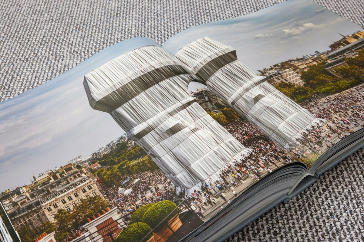 Christo and Jeanne-Claude. L'Arc de Triomphe, Wrapped, Paris